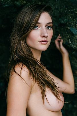 Elizabeth Elam Nude Beauty